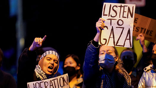 数百人高举标语抗议 反对美国支持以色列军事行动